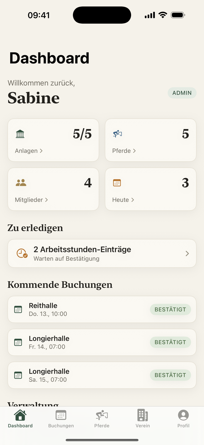 Das Dashboard: Anlagen, Pferde, Mitglieder und Termine des Tages als Kacheln, darunter offene Aufgaben und die nächsten Buchungen.